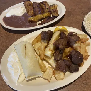 Yuca con Chicharron, tamal de elote, plátanos fritos