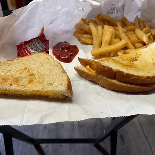 Laziest grill cheese in the worlds how do you mess up a grill cheese i tell u go to dinos