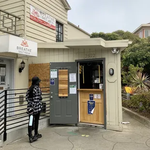 Look for the Tiny hut, no sign!