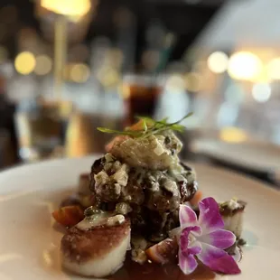 Mar y tierra. Filet  Mignon en una plancha de puré de papa con espinaca,  Scallops y un Camarón .