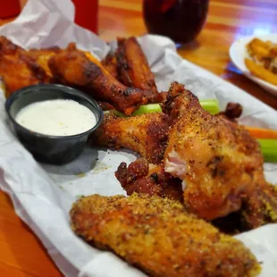 Buffalo (weren&apos;t spicy and didnt really have a Buffalo taste) and lemon pepper (super salty, to much seasoning)