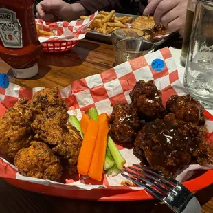 bbq wings, fried chicken, poultry, fried chicken wings, chicken wings, chicken, chicken wings and fried chicken, food, bbq chicken