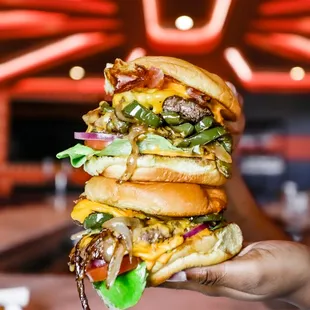 SMASH DOUBLE PATTY BURGER

Toasted Martin's potato bun, LTOP, Bacon, grilled onions, jalapeños, American cheese, Dirty sauce