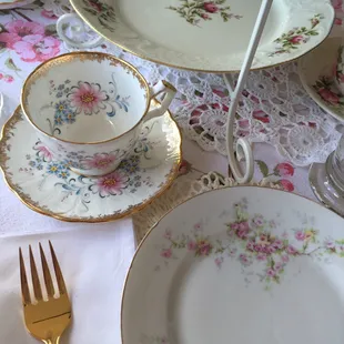 Sweet Tablescapes with Vintage Dishes