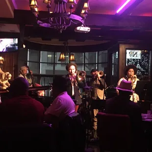 Live jazz w Roger Whitaker on bass