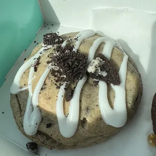 Cookies and Cream: Ya gotta argue with CRUMBL&apos;s to get this much Oreo on top