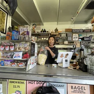 Here she is! Linda!! The lady who single-handedly runs this little cart.