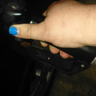 Pump does not have the latch to keep the pump open. You have to hold it open.