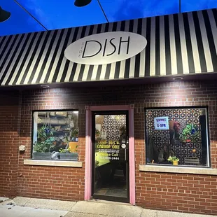 the front of a restaurant at night