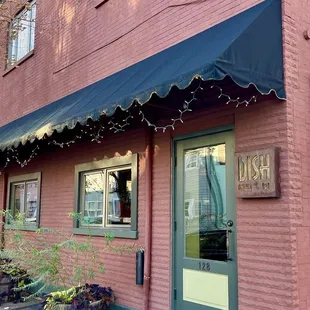 The façade and front door of the restaurant at the corner of 17th and Sarah St.