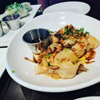 8 Piece District 6 Wontons