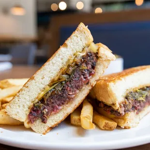 VEGAN PATTY MELT

sourdough bread * vegetable burger * vegan smoked gouda * caramelized onions * poblanos