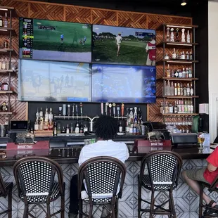 Bar with all the sportsball games!