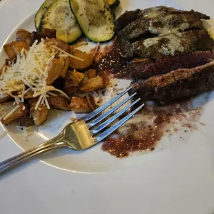 Flat iron, lukewarm potatoes and squash.