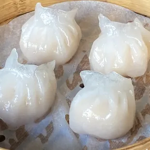 steamed dumplings in a bamboo basket