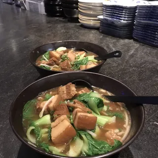 (L) Braised Pork Belly Noodle Soup