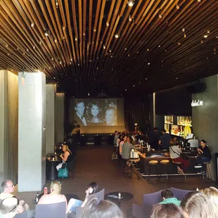 Love the black and white pic on the projector, talk about nyc ambiance