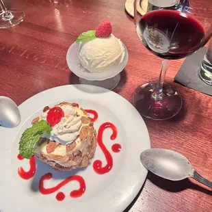 almond cheesecake &amp; vanilla scoop