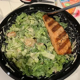 Cesar salad with salmon