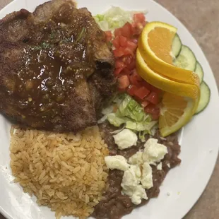 Milanesa de res con arroz,frijoles refritos y ensalada