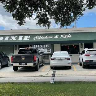 the outside of dixie chicken and ribs