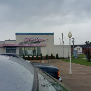 cars parked in front of a diner