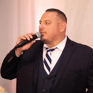 Cee - Owner I DJ I MC