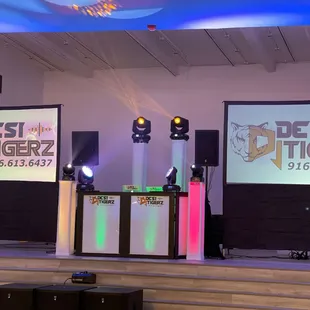 Video screens &amp; lighting with towers