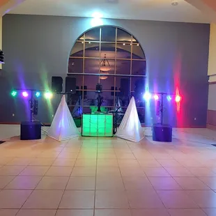 Traditional Dj Setup, Sound, dj-lights &amp; Lit Dj Booth