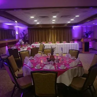 Upighting at the Hale Koa - love the pineapple centerpiece!