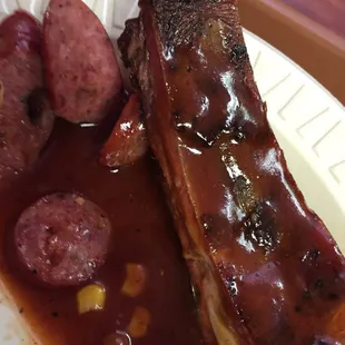 ows a plate of food