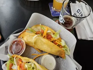 Ref's Sports Bar & Grill