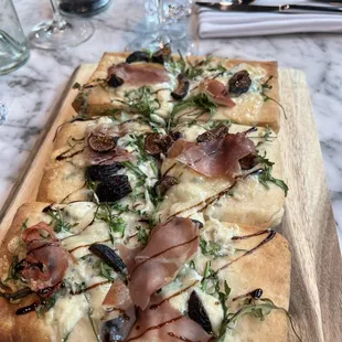 The fig and prosciutto flatbread!