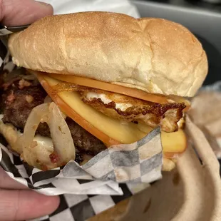 Creole smoked Gouda burger w egg