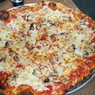16 inch pizza with mushrooms