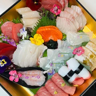 Mixture of sashimi and sushi a la carte