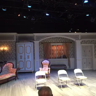 Set of the play "Or"