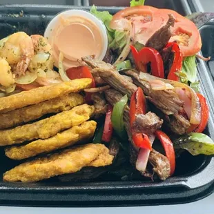 Churrasco , camarones y tostones ..