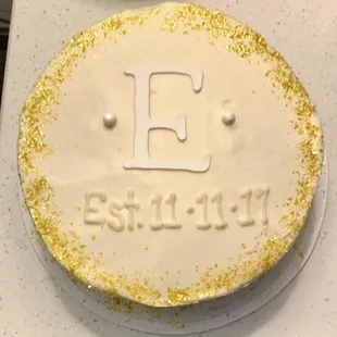 a cake with the letter e on it