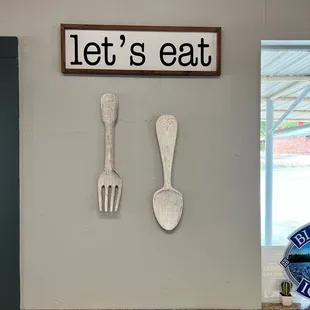 ows a sign that says let's eat