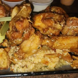 chicken wings and fried chicken, bbq chicken, fried chicken wings, food, fried chicken, poultry, chicken, chicken wings, bbq wings
