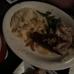 Still waiting for silverware for the mashed potatoes and green beans. Poor service, one glass of water, no condiments, no napkins.