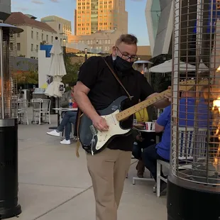 Amazing guitarist made the live concert really come to life