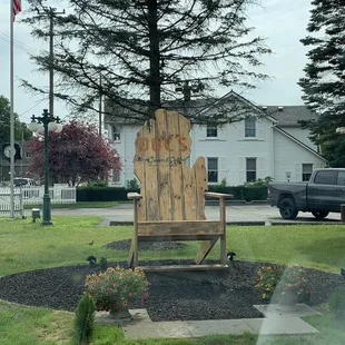 Giant photo op chair