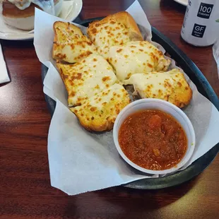 Cheese garlic bread with marinara