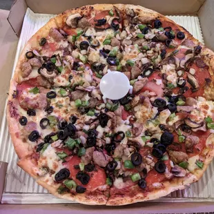 Medium Lake Stevens Combo pizza from South Lake Pizza for $18.95 + $4.99 delivery fee.