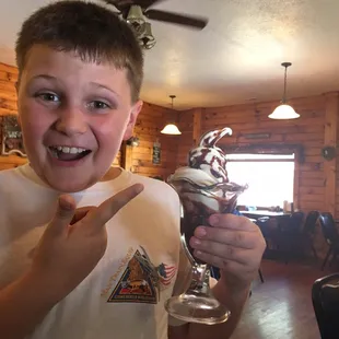 Sundae Funday at Dodd&apos;s Log Cabin Grill