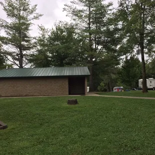 Despite what other online reviews say, there is a bathhouse that had showers