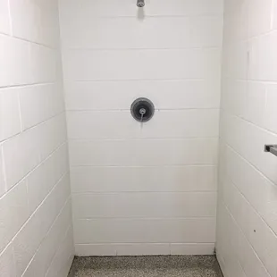 Despite what other online reviews say, there is a bathhouse that has showers