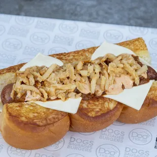 CHILI THE KID – white american cheese, haus chili, crispy onions, chipotle aioli